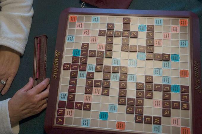 Scrabble board plný mnoha slov.
