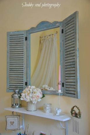 Koupelnové zrcadlo s vintage roletami