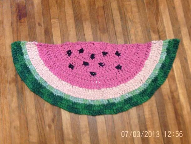 Melounový háčkovaný koberec