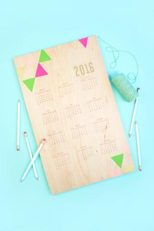 25 ručně vyražených dřevěných kalendářů