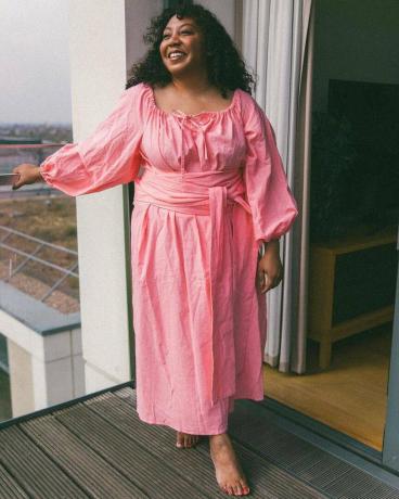Лучшие летние платья в стиле хай-стрит: Николь Окран в розовом платье Loud Bodies