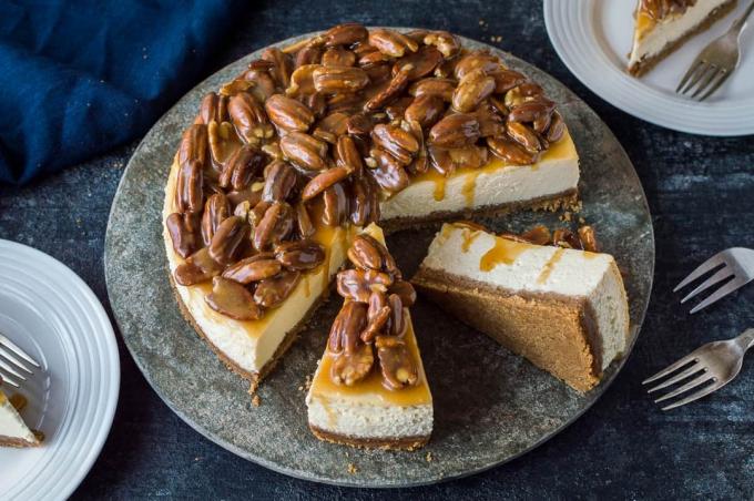 Pecan pie cheesecake - dva úžasné dezerty stočené do jednoho; perfektní způsob, jak rozhýbat večeři na Den díkůvzdání!