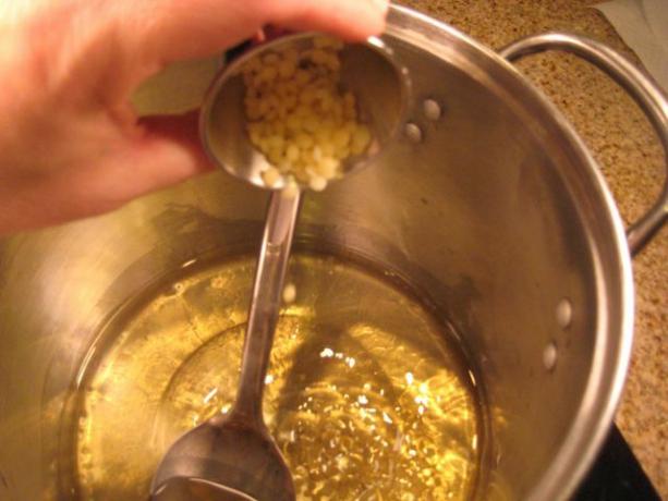 přidání včelího vosku k roztaveným mýdlovým olejům