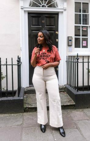 Snadné nápady na outfit: Karina v bílých džínách a vintage tričku