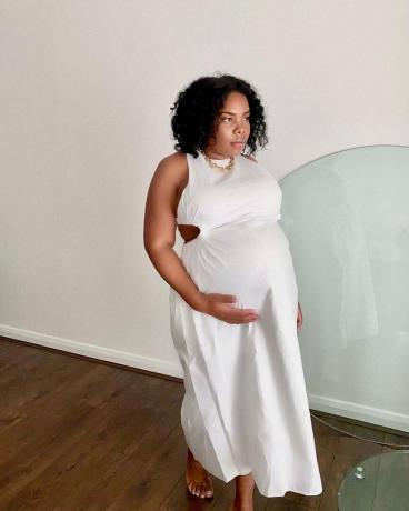 Стиль для беременных Хлои Пьер: белое платье