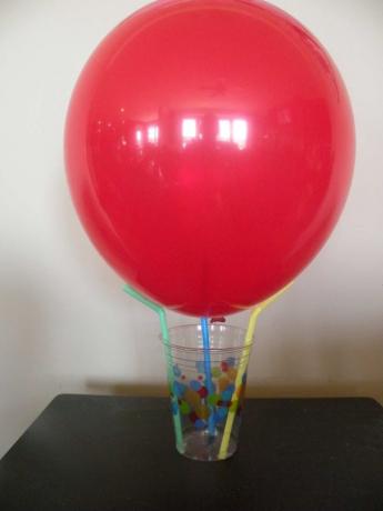 Horkovzdušný balón balón, pohár a sláma