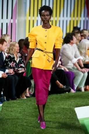 módní trendy jaro léto 2019: žluté sako Escady ve stylu osmdesátých let a růžová tužková sukně s řetízkovým páskem