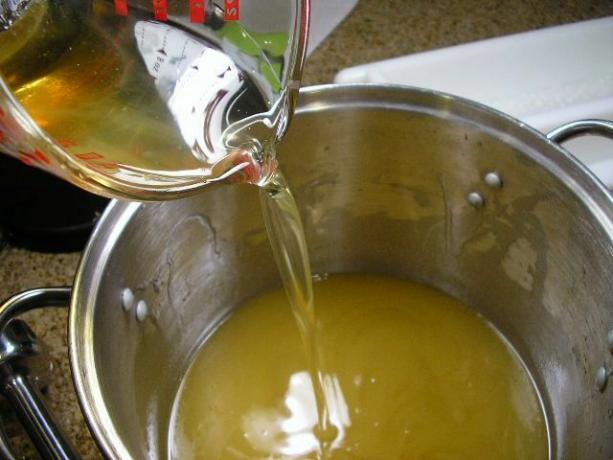Do zbytku rozpuštěných mýdlových olejů a včelího vosku přidejte směs medu a oleje