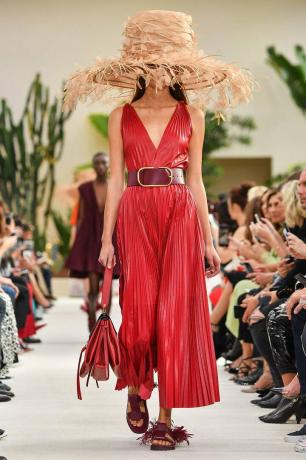 módní trendy jaro léto 2019: obří péřové klobouky Valentino od Philipa Treacyho