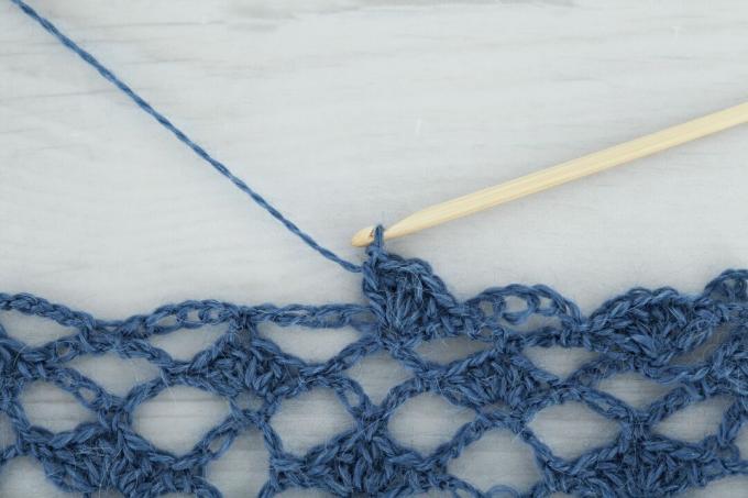 Háčkovaný háček s modrou vlnou tvořící prolamovaný šátek