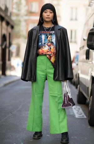 Botas Dr Martens: botas clássicas de amarrar usadas com calças verdes e uma jaqueta de couro