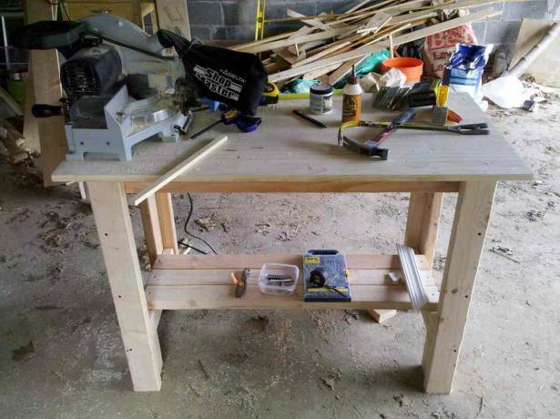 Sebuah meja kerja yang belum selesai di garasi.