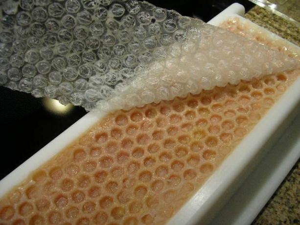 Odstranění bublinkové fólie a rozbalení mýdla