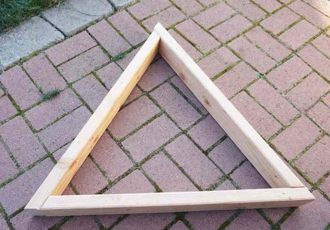 Tři kusy dřeva slepené dohromady v trojúhelníku.