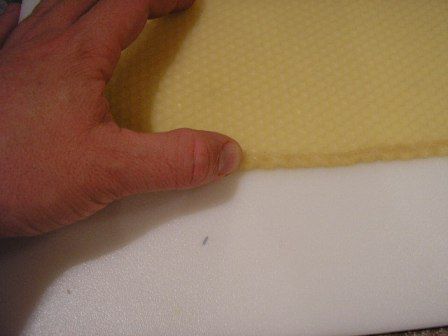 Válcování listu včelího vosku kolem knotu
