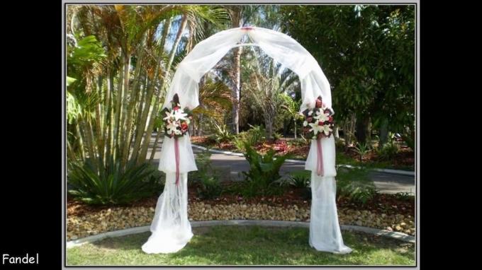 Zaoblený závěs a svatební oblouk s dvojitou kyticí