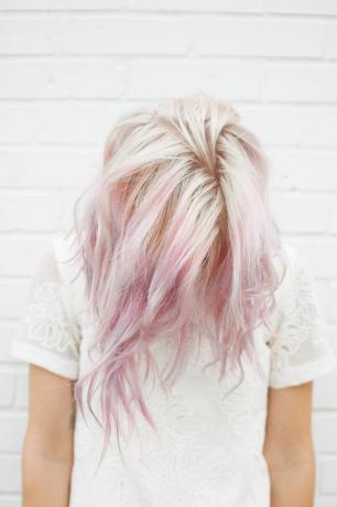 Pastelově růžové a blond vlasy