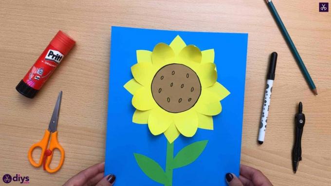 Cum se face o floare de soare din hârtie