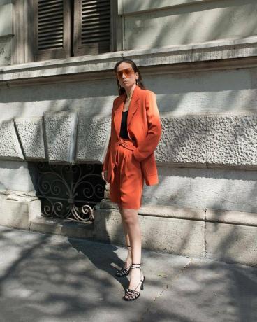 Snadné nápady na outfit: Erika v oranžovém krátkém obleku