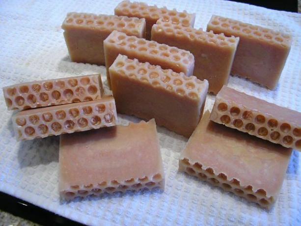 Hotové mýdlo s včelím voskem a medem