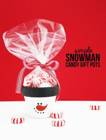 DIY Jednoduché sněhulák Candy dárkové hrnce! Ideální pro laskavost na sváteční párty nebo tajný dárek od Santy! Více informací na livelaughrowe.com