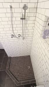 Jak obložit rohovou sprchu metrem jako profesionál