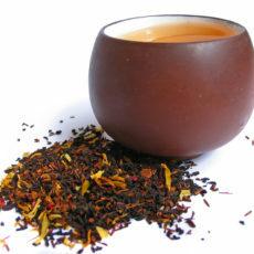 შეურიეთ შავი და ყვავილოვანი ჩაის ფოთლები ჩაის ჭიქასთან