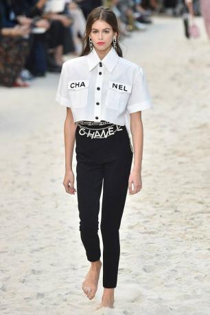 Módní trendy jaro léto 2019: košile Chanel s hranatými rameny a šperky s logem byly z osmdesátých let