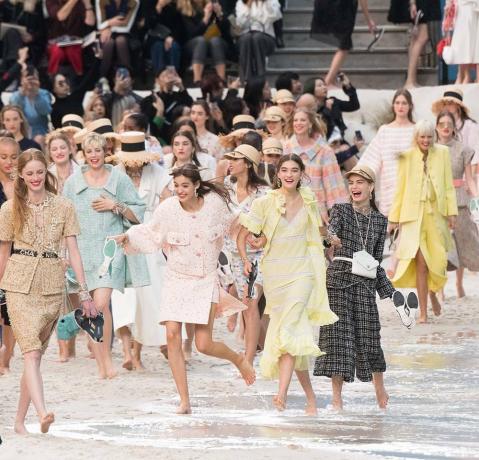 Módní trendy jaro léto 2019: pastelové barvy Chanel na falešné pláži v Paříži