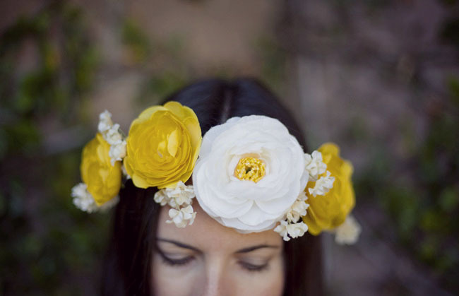 Bílé a žluté umělé květy