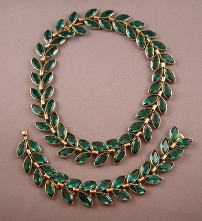 Kolem: Vavřínový náhrdelník a náramek z konce 40. let minulého století, Trifari Green, 40. léta