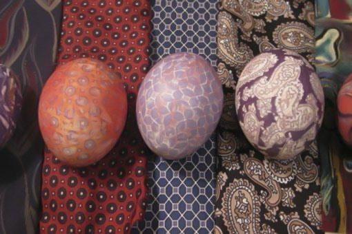 Velikonoční vajíčka obarvená hedvábnou kravatou