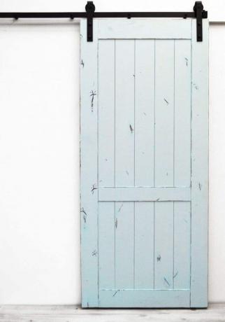 Dětské modré dveře stodoly