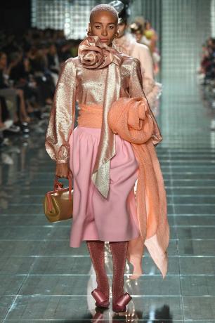 2019 tavaszi nyári divattrendek: Marc Jacobs rózsaszín metál és lurex masnii blúzokon és csinos skrits-eken