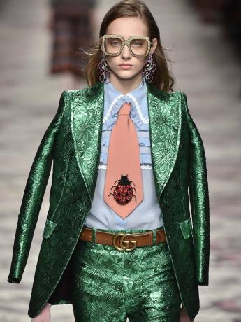 Як стилізувати ремінь Gucci: пояс Алессандро Мішель Gucci на злітній смузі 2015 року