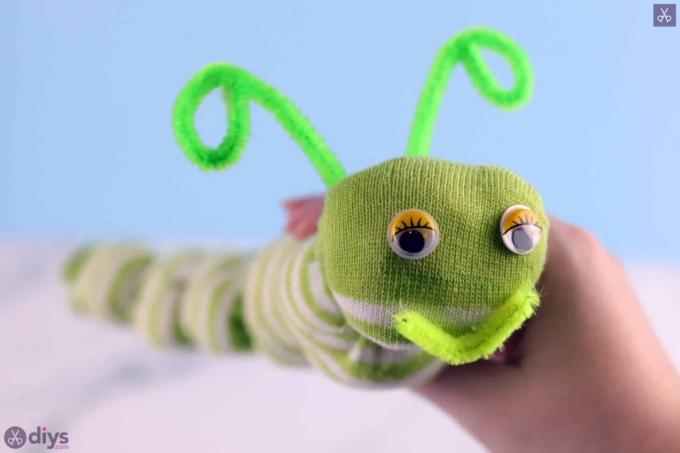 Vytvořte si ponožkový červ pro děti