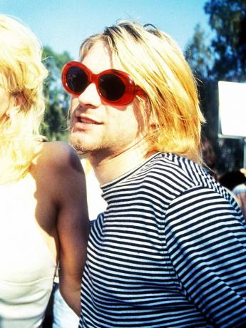Móda 90. let: Kurt Cobain nosí červené zaoblené nadměrné sluneční brýle
