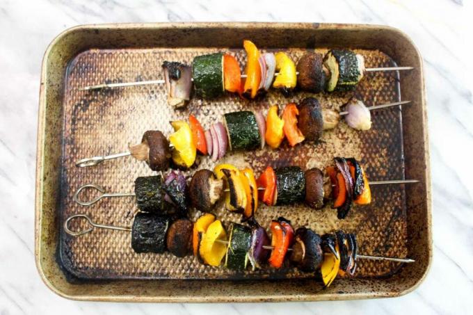 Gemüse-Kabobs mit verkohlten Schalotten-Chimichurri-Kabobs