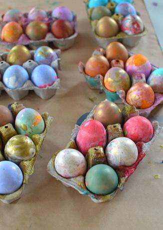Zubní kartáček maloval velikonoční vajíčka