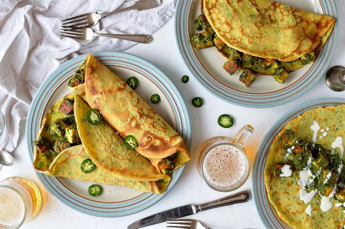 Herzhafte Pfannkuchen mit Spinat- und Paneer-Füllung – holen Sie sich Ihr Grün mit dieser einfachen, köstlichen vegetarischen Mahlzeit.
