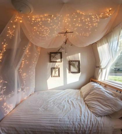 أضواء سلسلة في غرفة النوم على المظلة