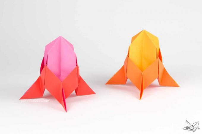 Dvě barevné origami raketové lodě