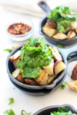 Ľahko grilované zemiaky s avokádovým chimichurri