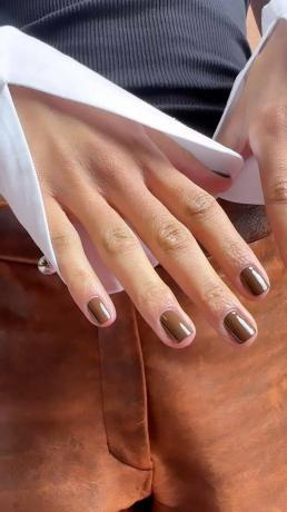 Осенние тенденции маникюра 2023: коричневые ногти @michelleclassnails