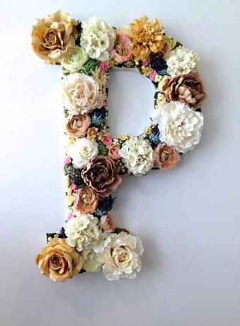 Monogramkunst met gedroogde bloemen