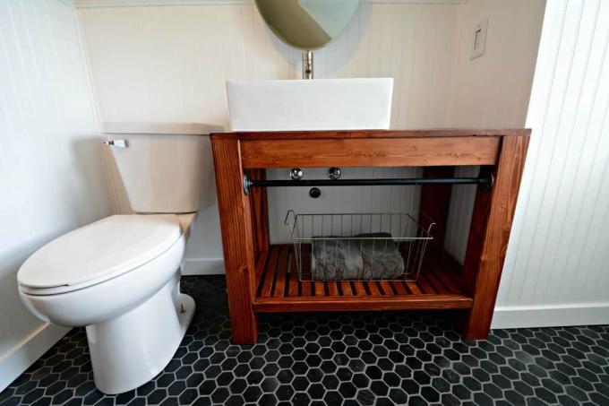 Penteadeira de banheiro inspirada em casa de fazenda moderna para espaços pequenos