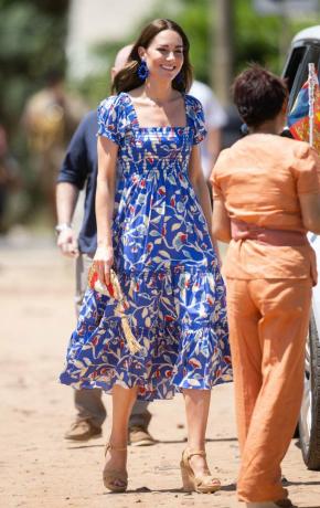 Kate Middleton Jubilee Tour Outfits: Kate Middleton은 벨리즈에서 파란색 꽃무늬 프린트 드레스를 입습니다.