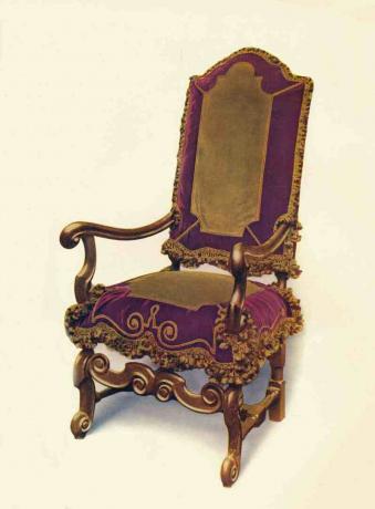 Klasikiniai Williamo ir Marijos senoviniai foteliai su aukso spalvos apmušalais.