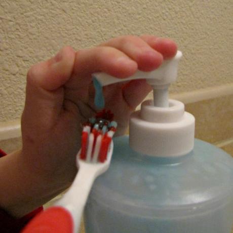 Diy naciskając dozownik pasty do zębów