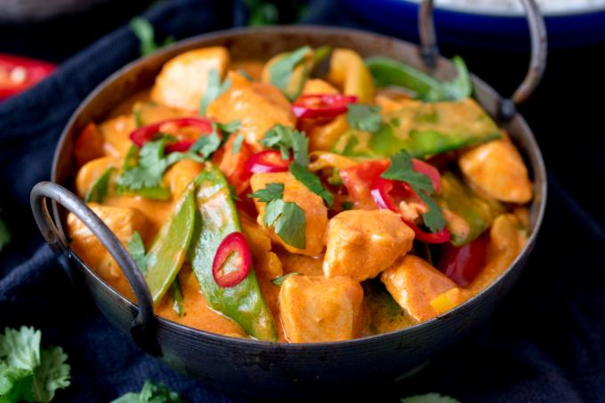 Rotes Thai-Curry. Ein einfaches und leckeres Essen – perfekt für ein schnelles Abendessen nach der Arbeit.